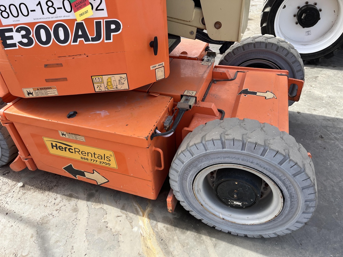 2017 JLG E300AJP-11