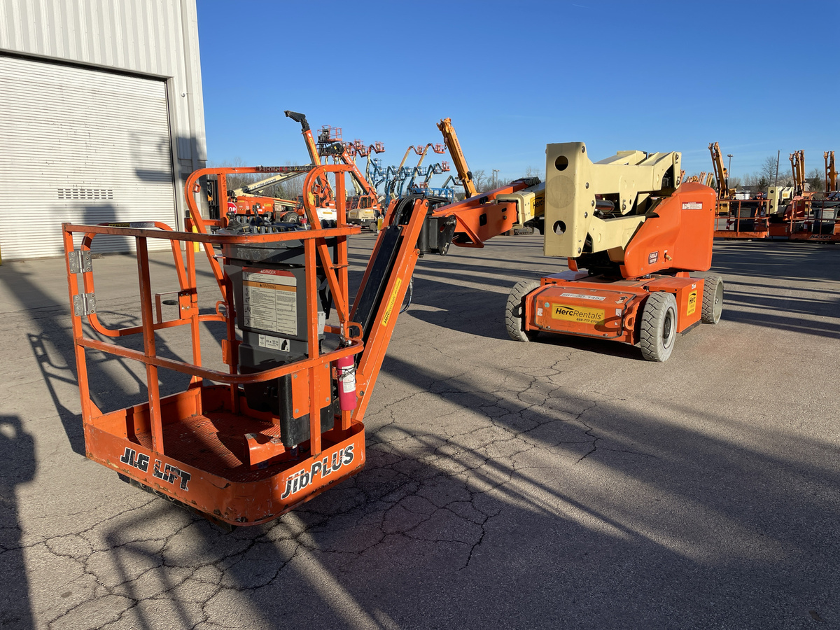2017 JLG E400AJPN