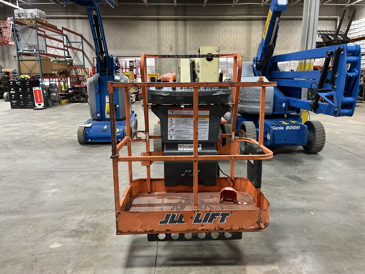 2016 JLG E400AN