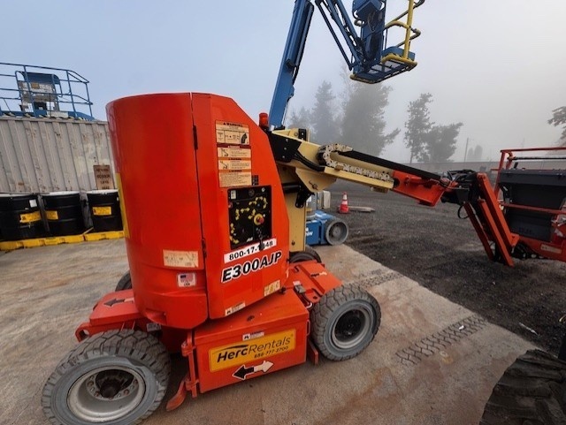 2017 JLG E300AJP-4