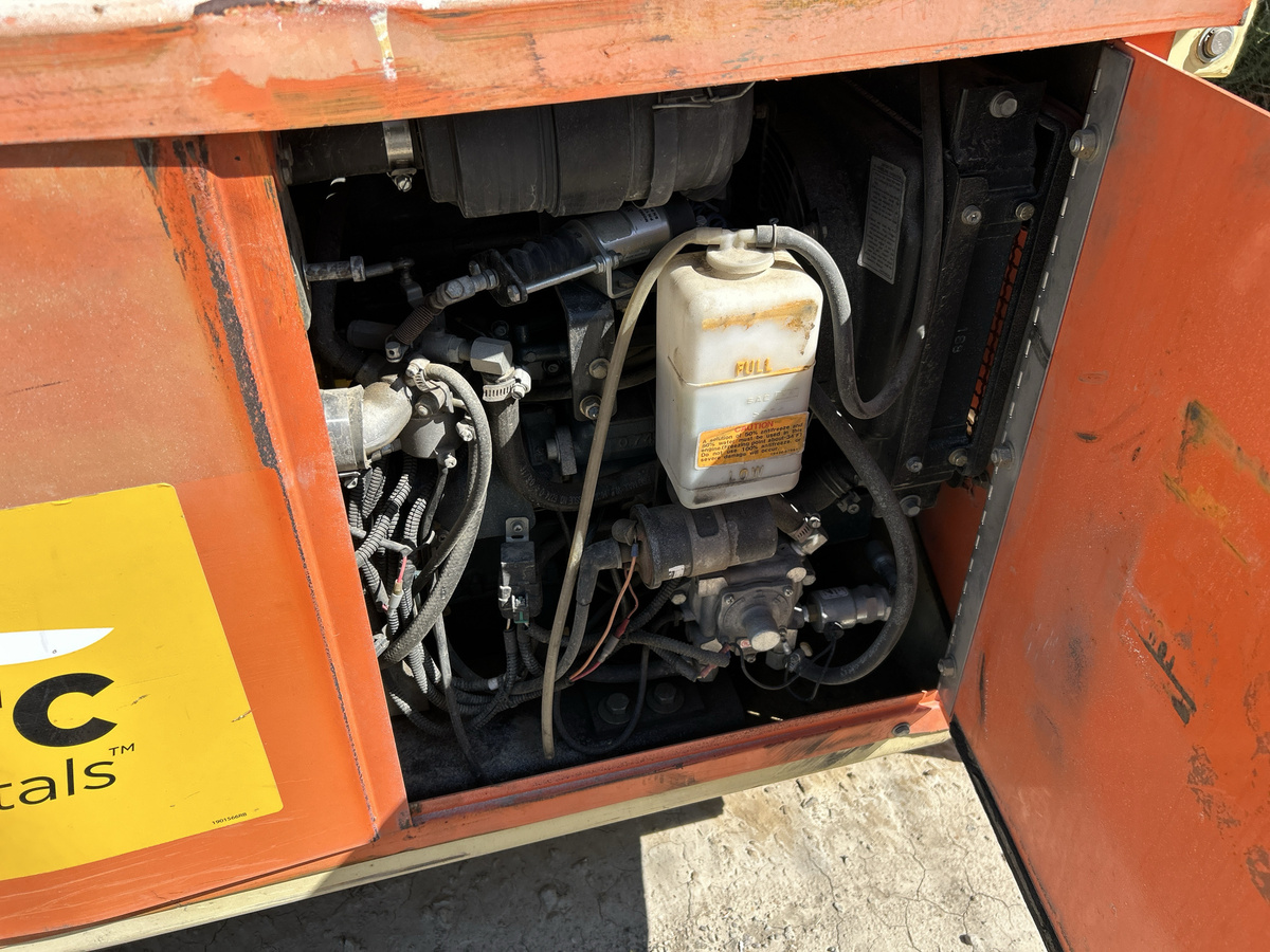 2017 JLG 260MRT-8