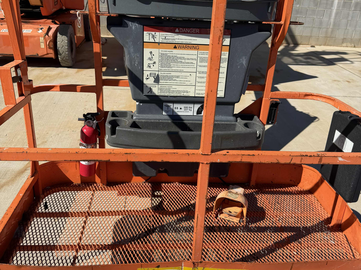 2014 JLG E400AJPN-2