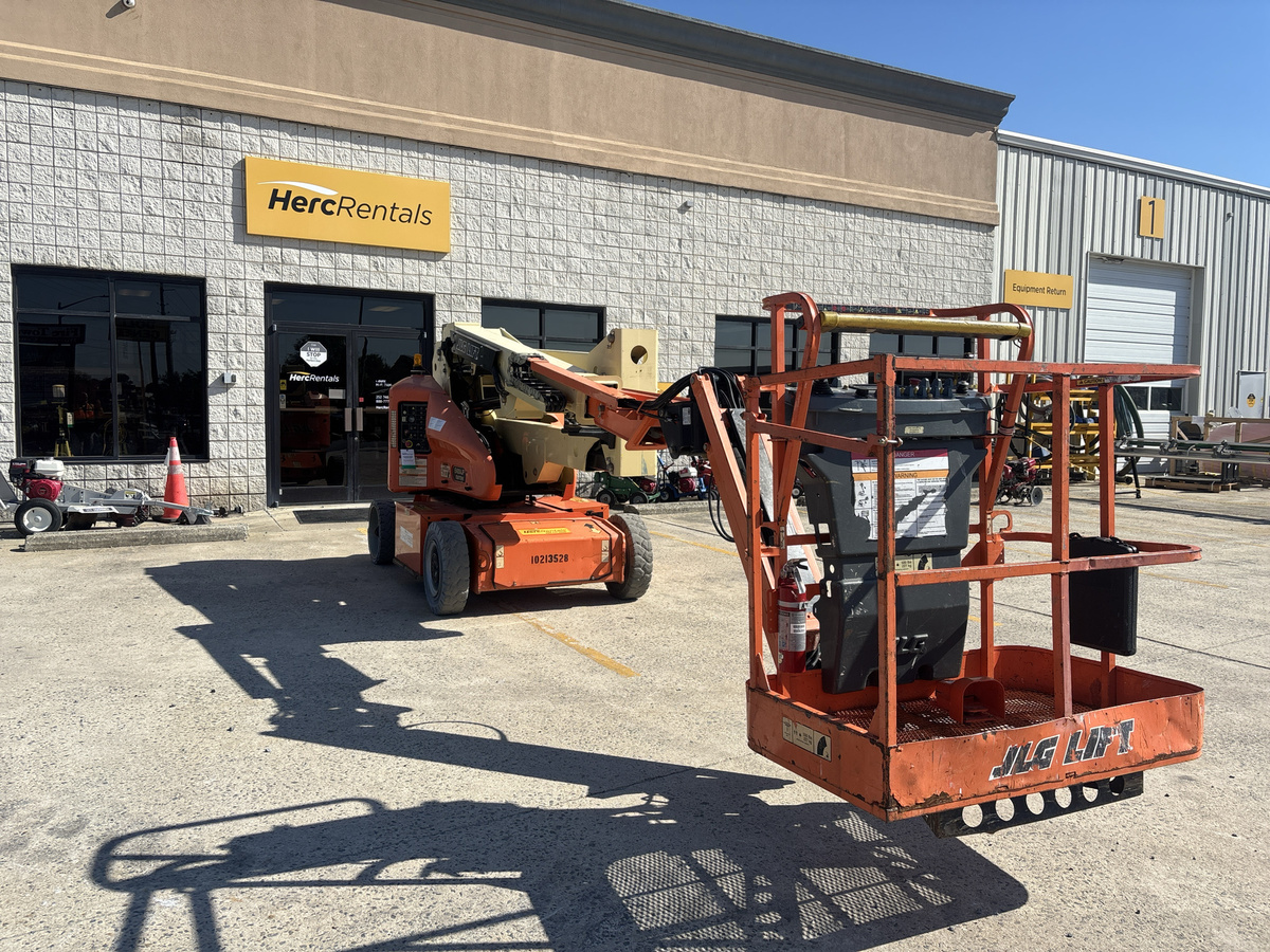 2017 JLG E400AJPN-4