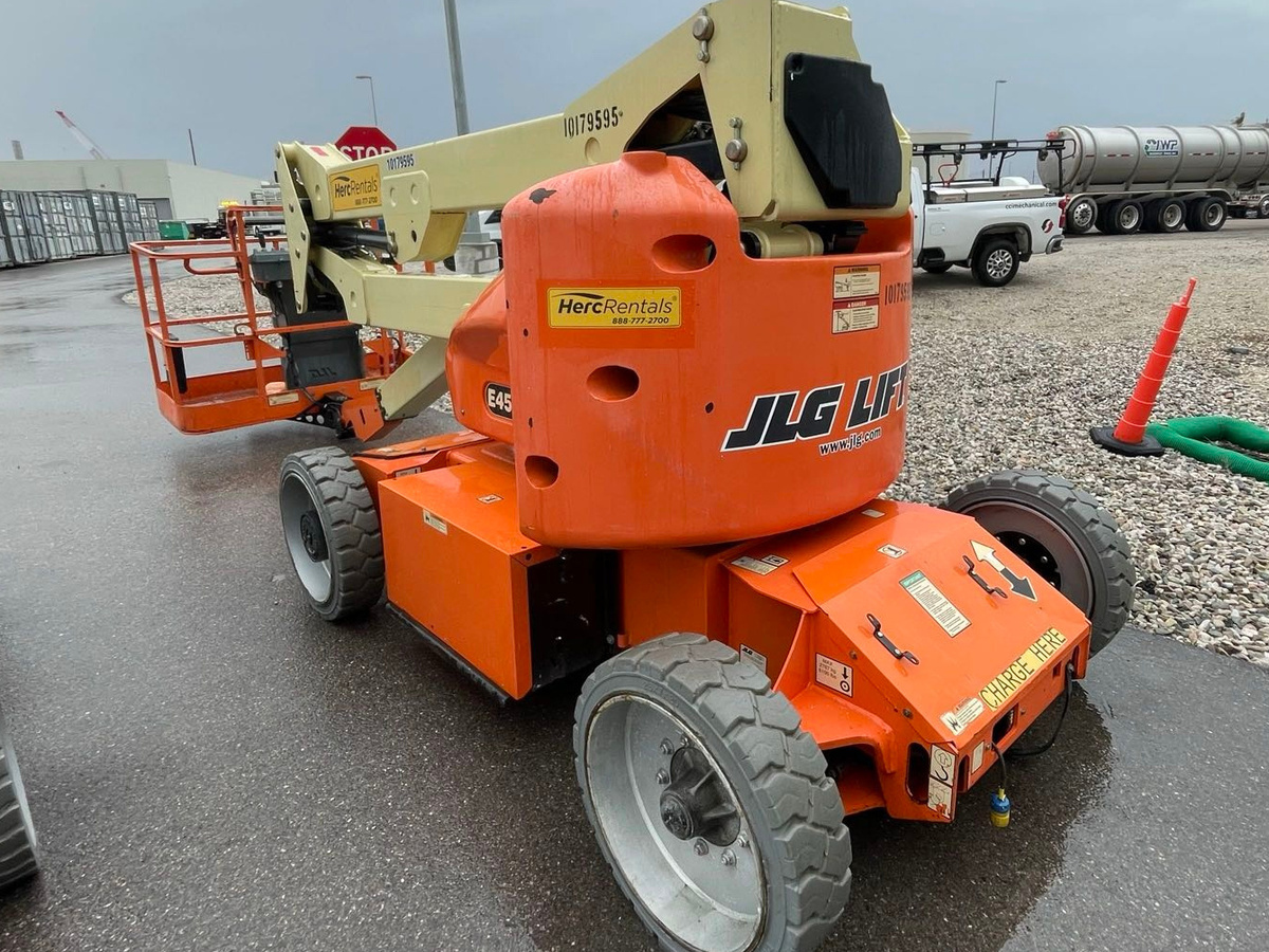 2016 JLG E450A-3