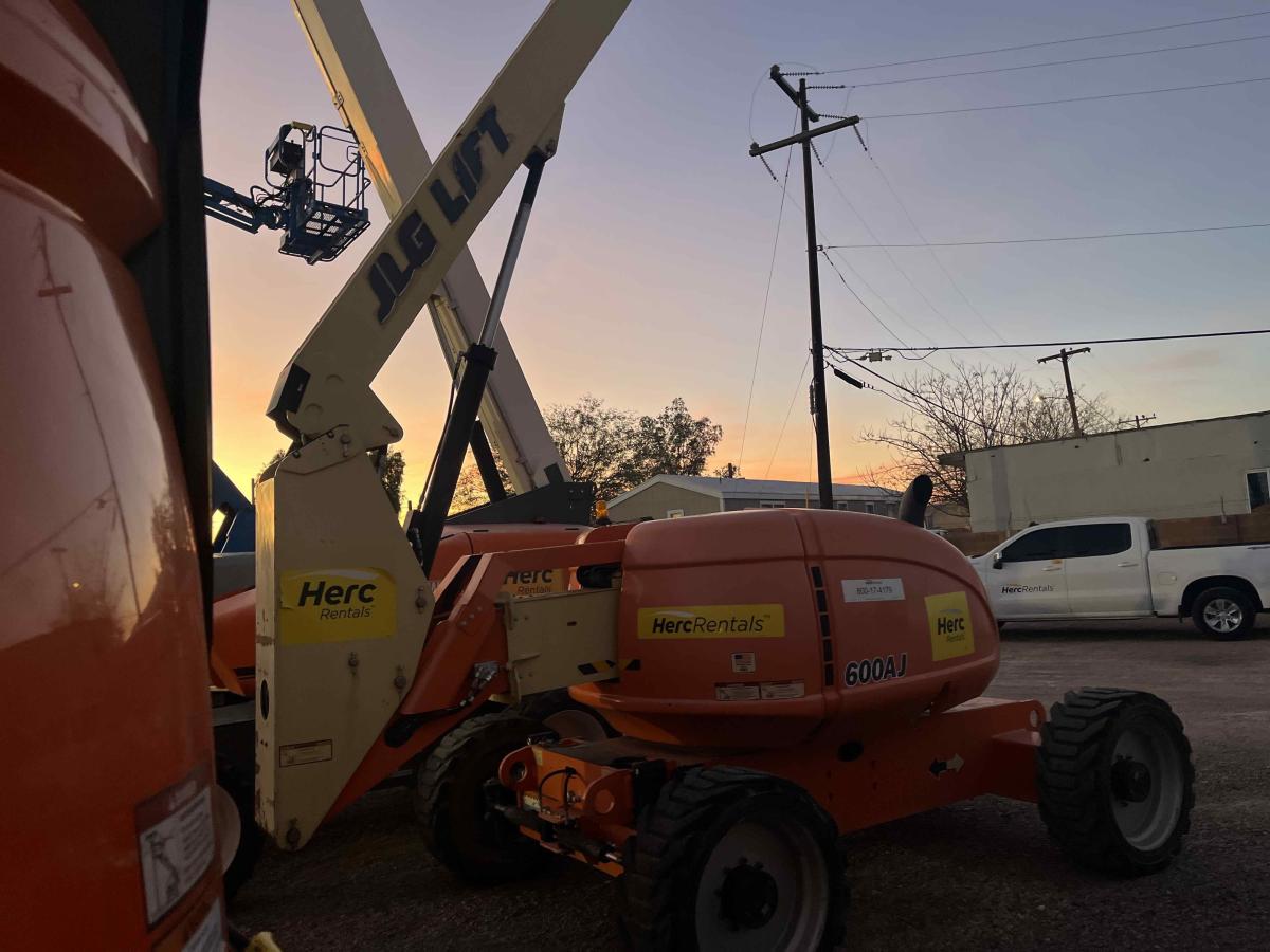 2017 JLG 600AJ
