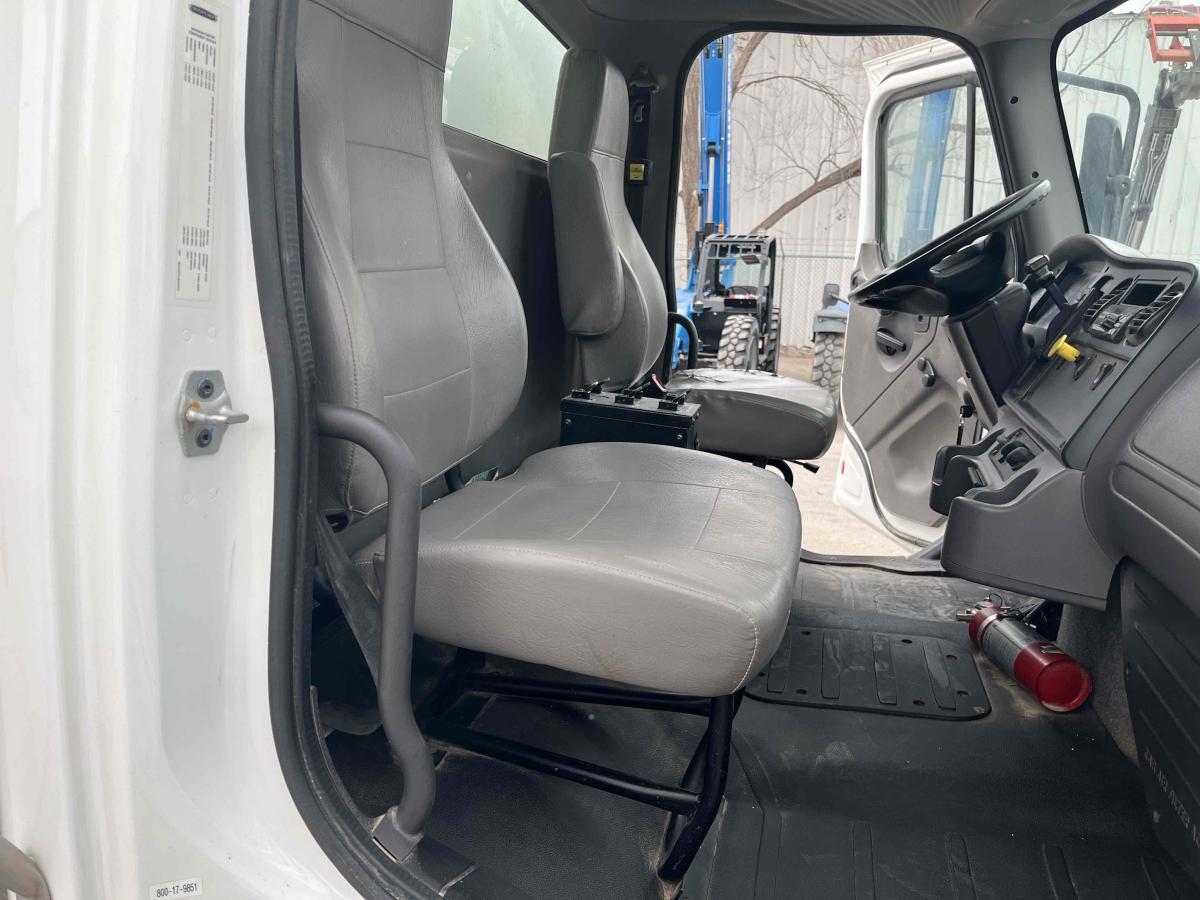 2018 Freightliner M2106