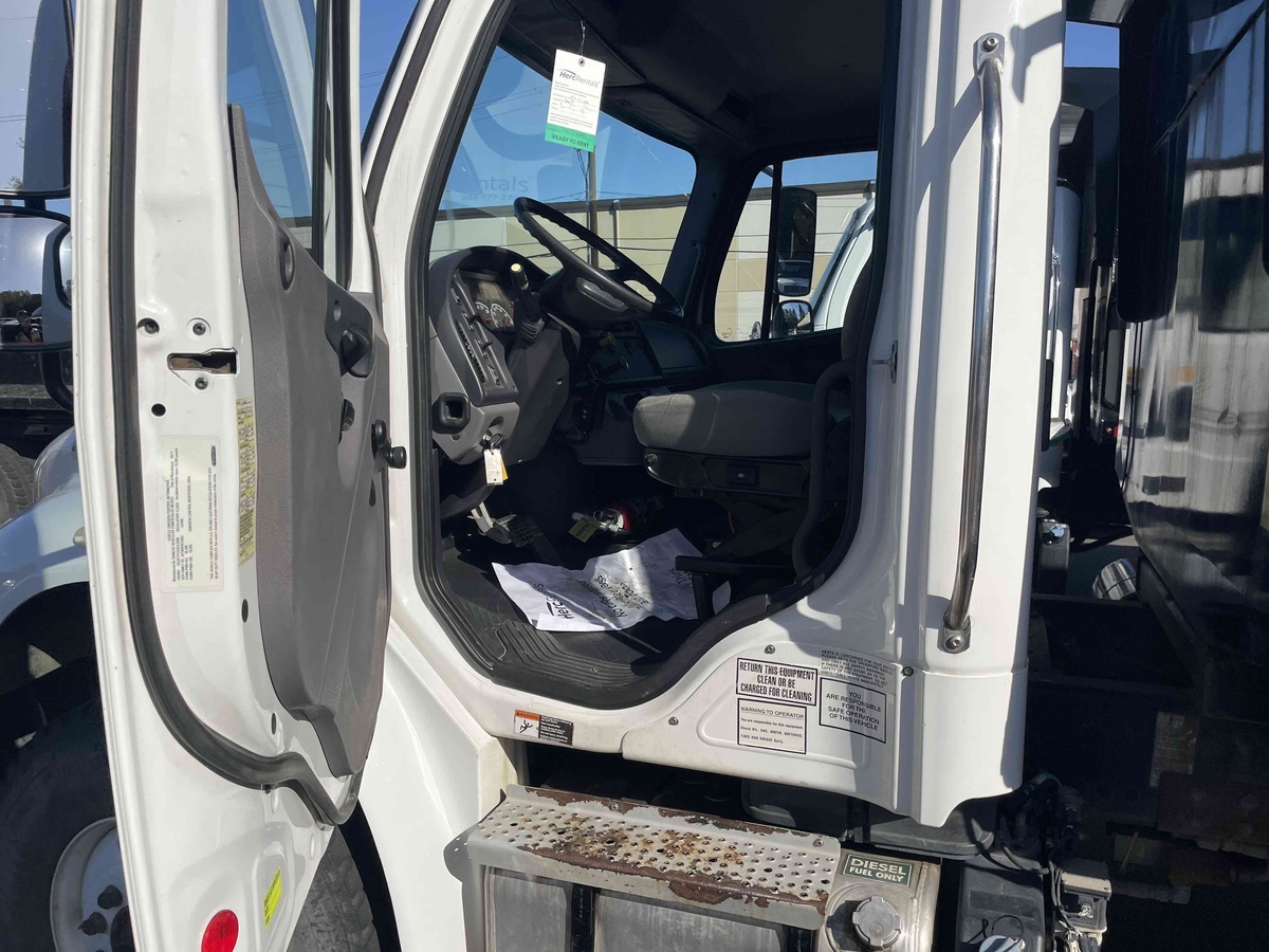 2018 Freightliner M2106-5