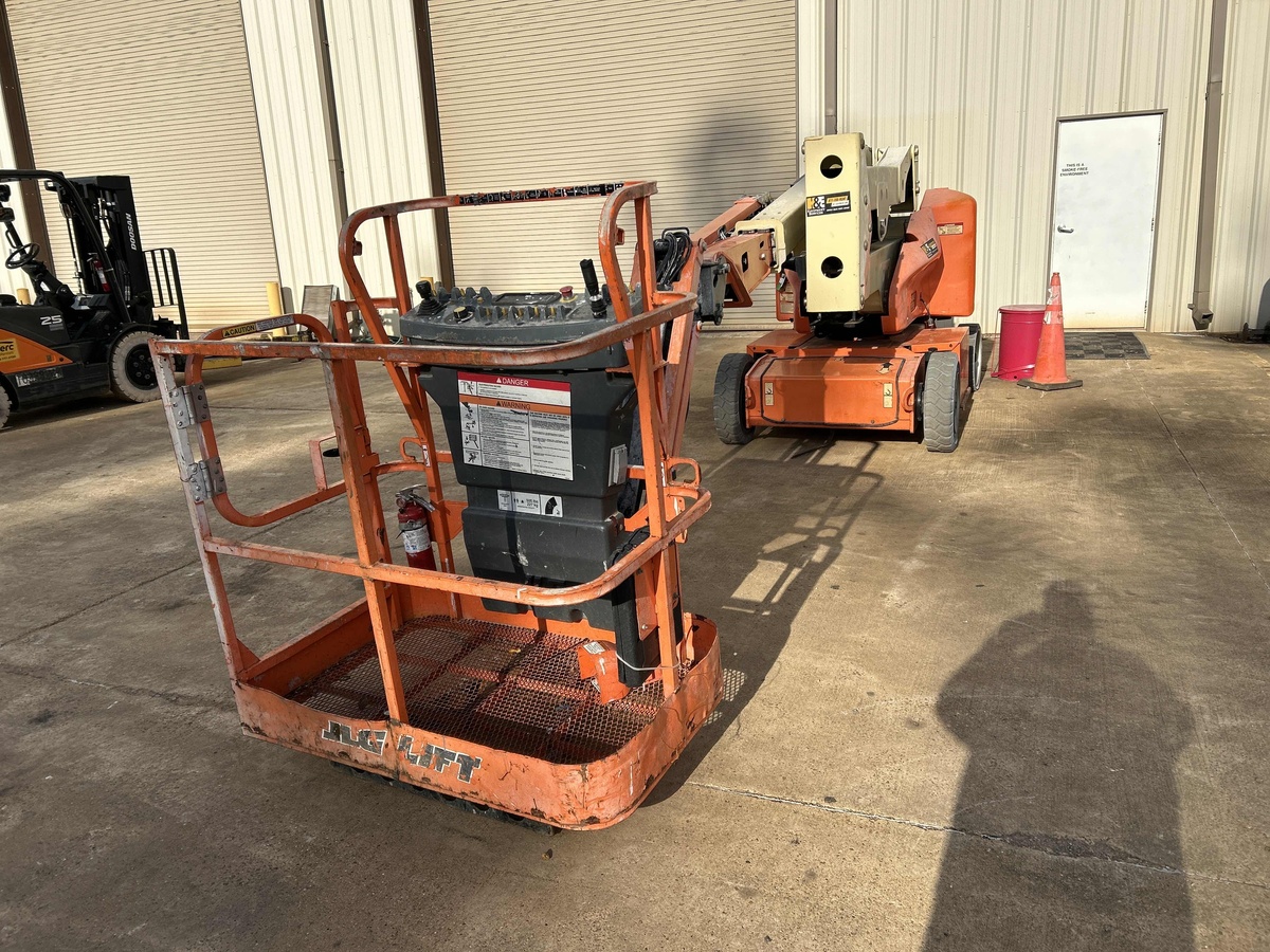 2017 JLG E400AJPN-8