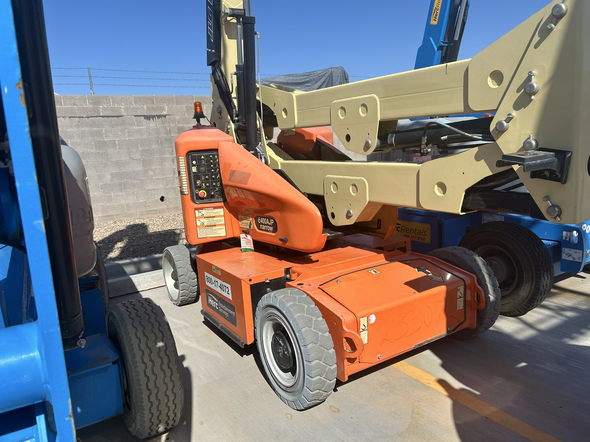 2017 JLG E400AJPN-3
