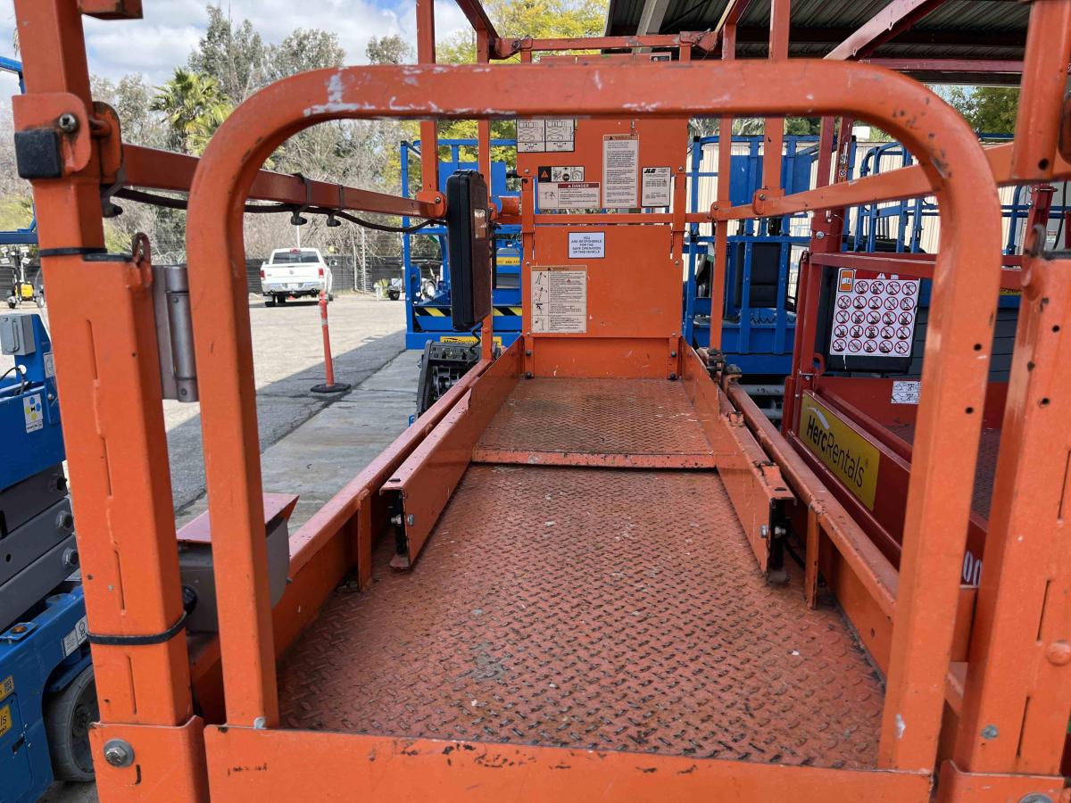 2017 JLG 2632ES