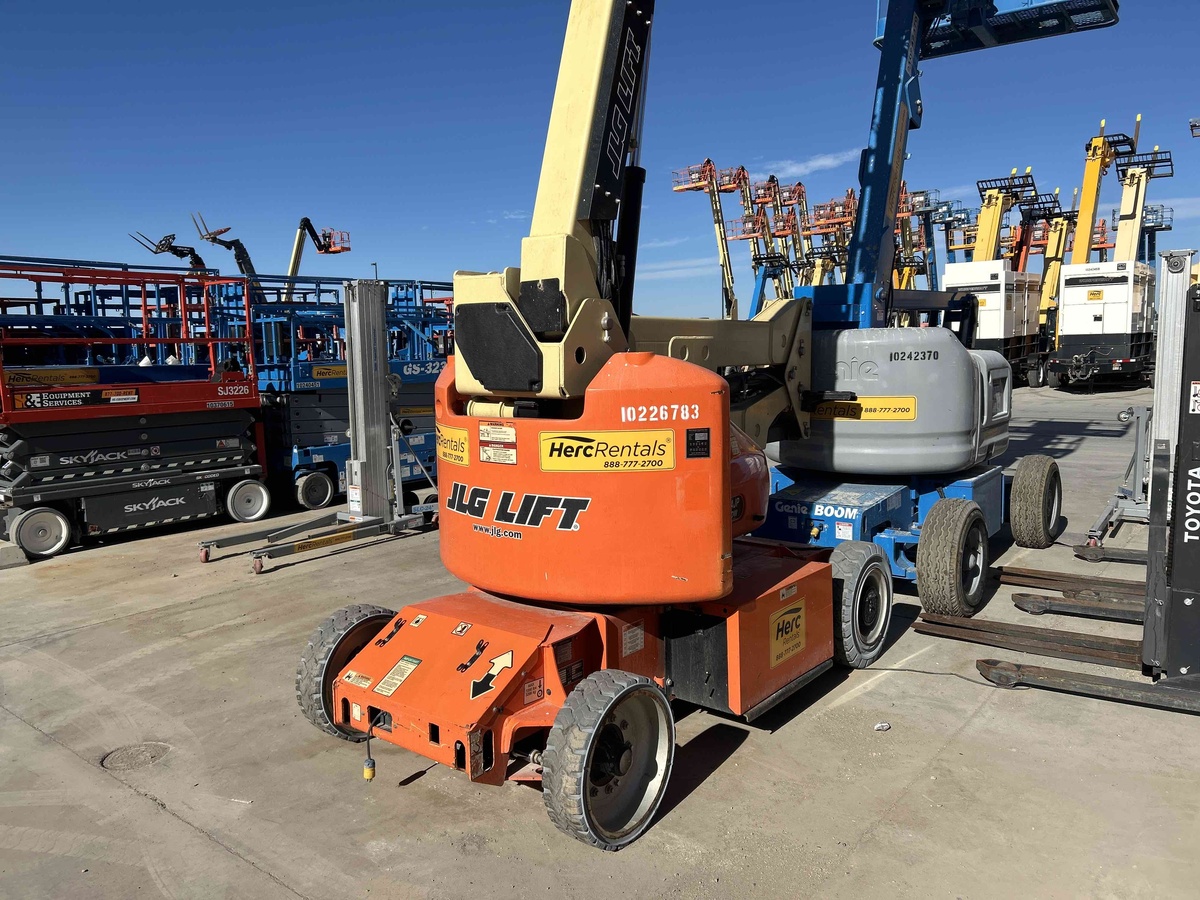 2017 JLG E400AJPN-3