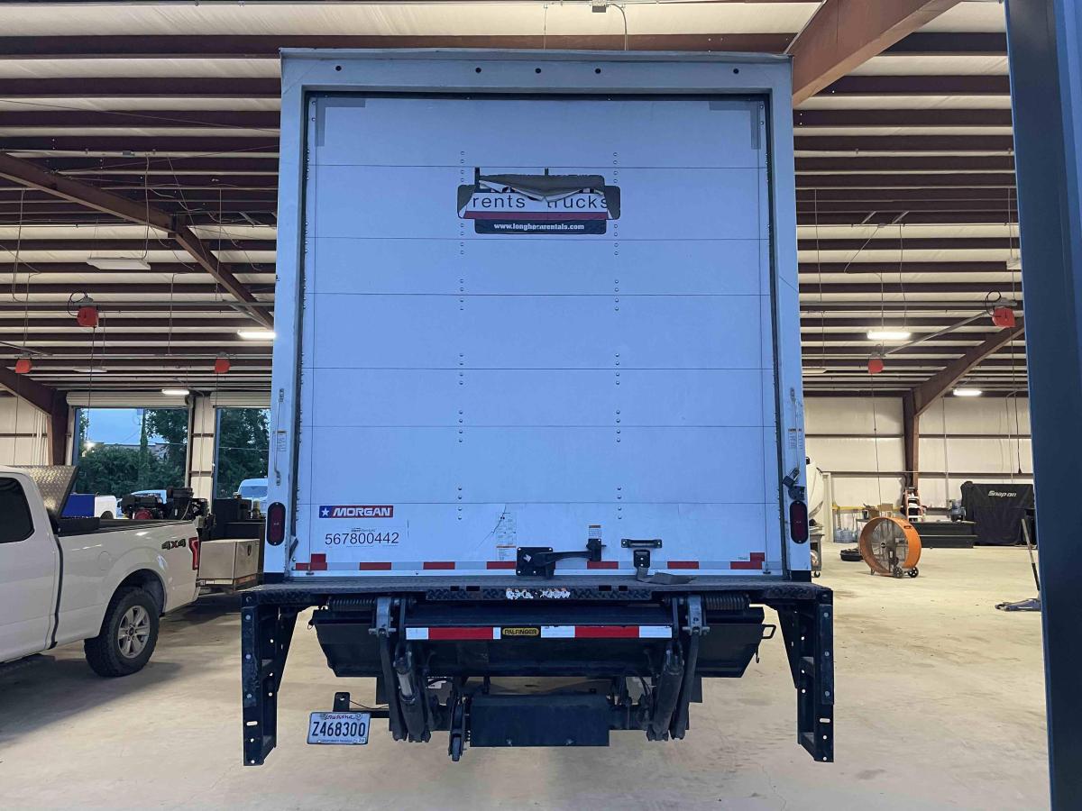 2021 Freightliner M2106