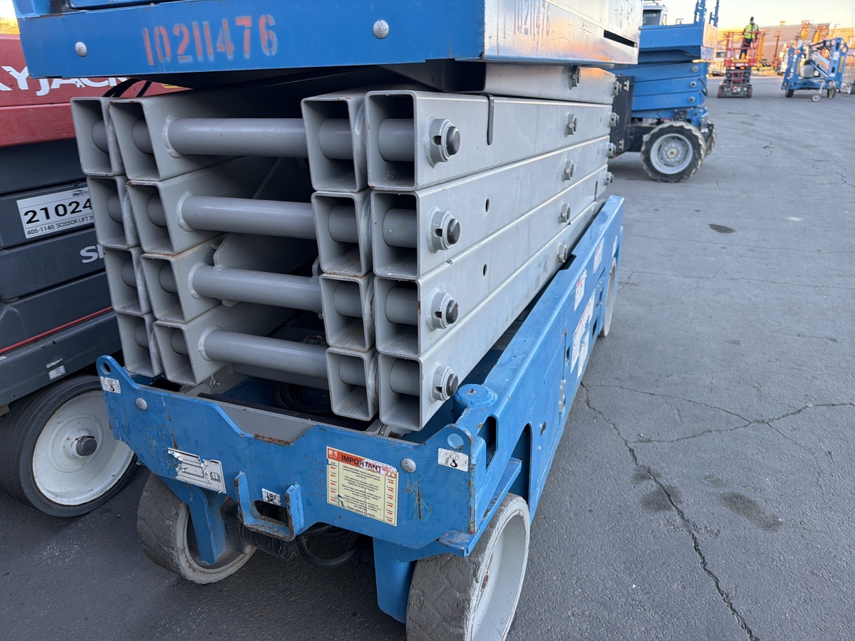 2017 Genie GS-3232