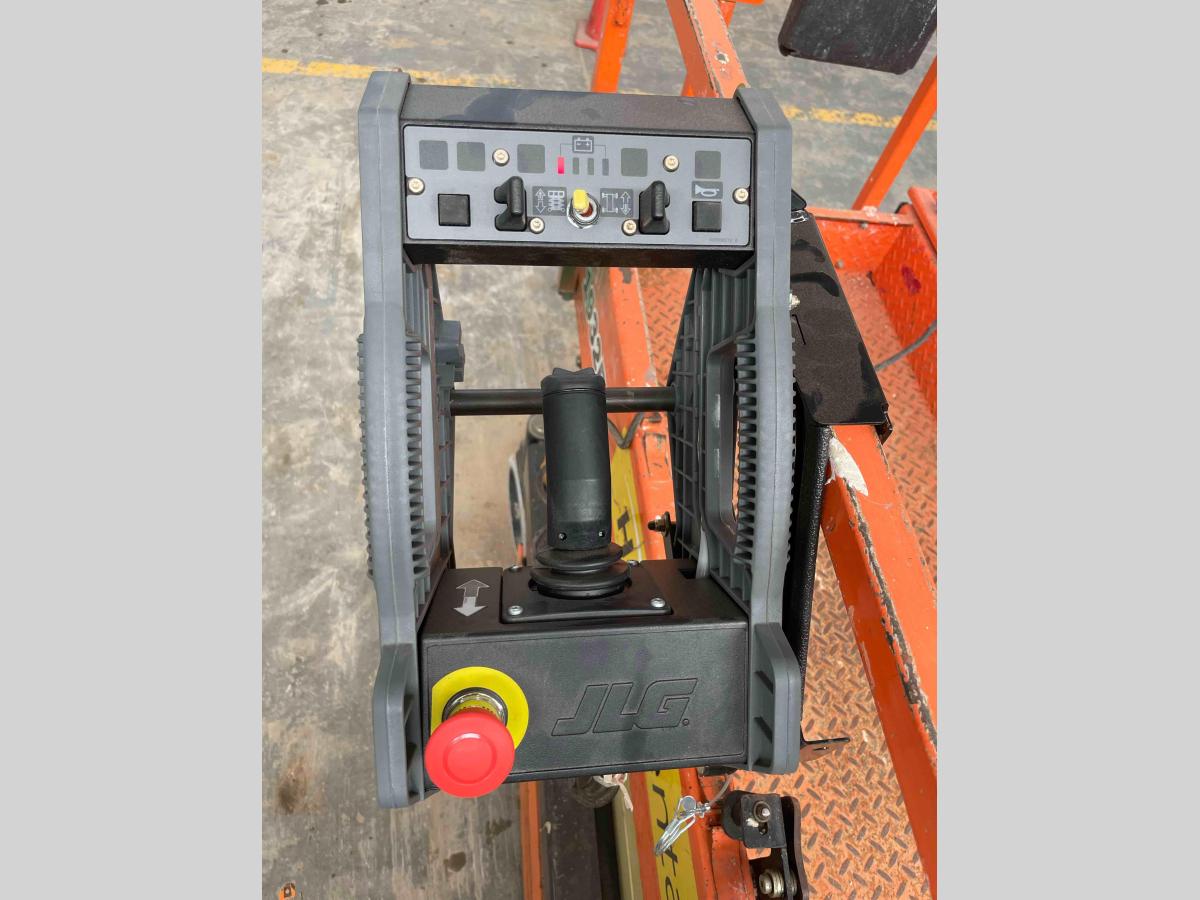 2018 JLG 1932R