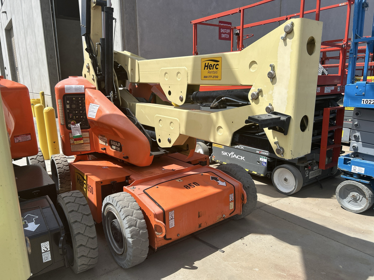 2016 JLG E400AJP