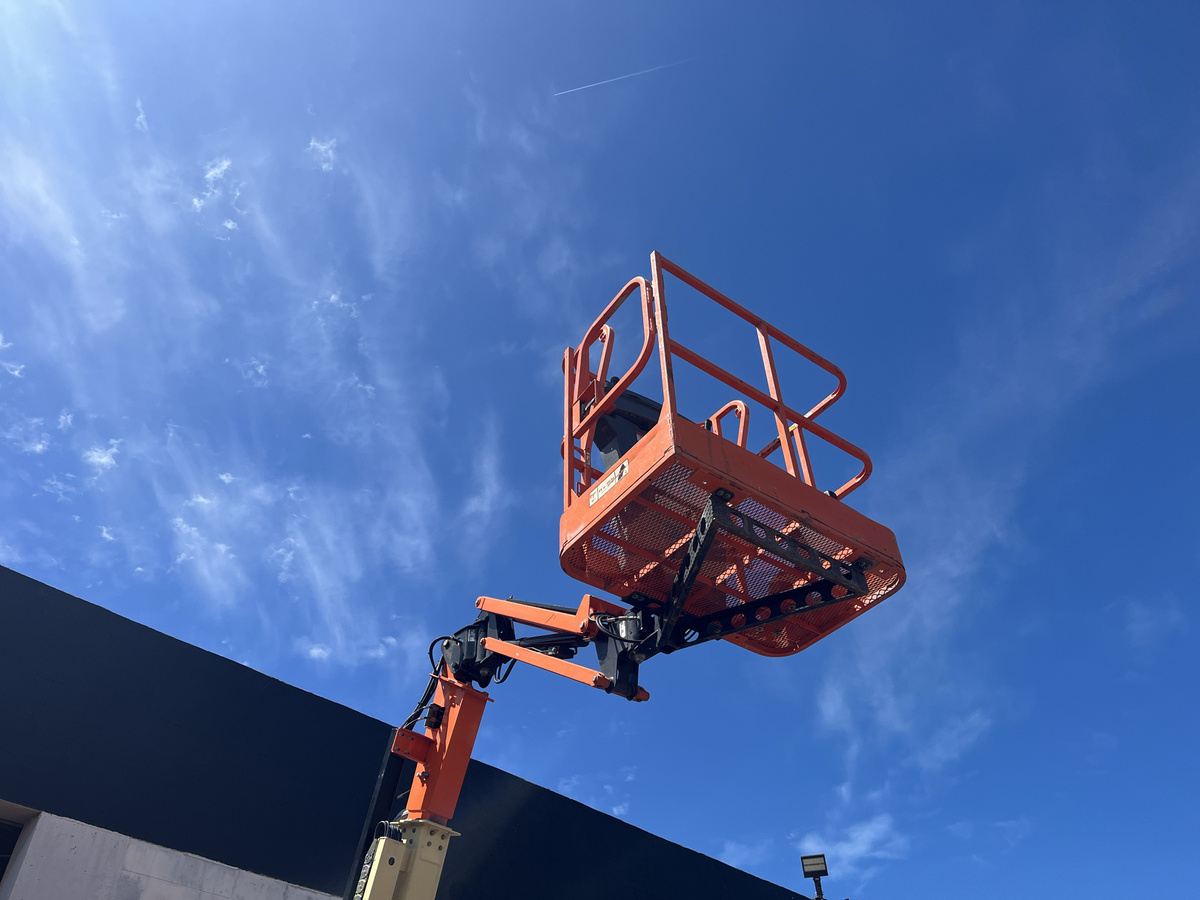 2015 JLG E300AJP-9