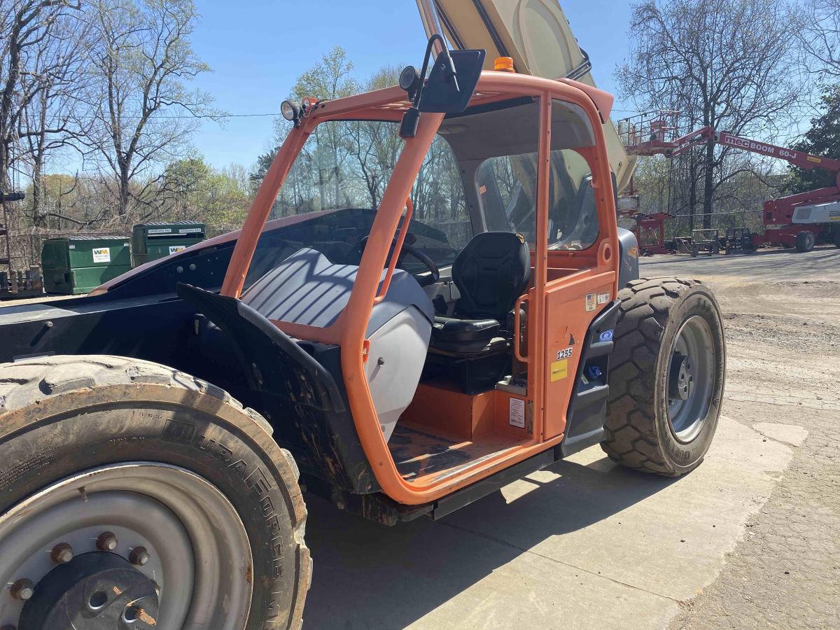 2016 JLG 1255