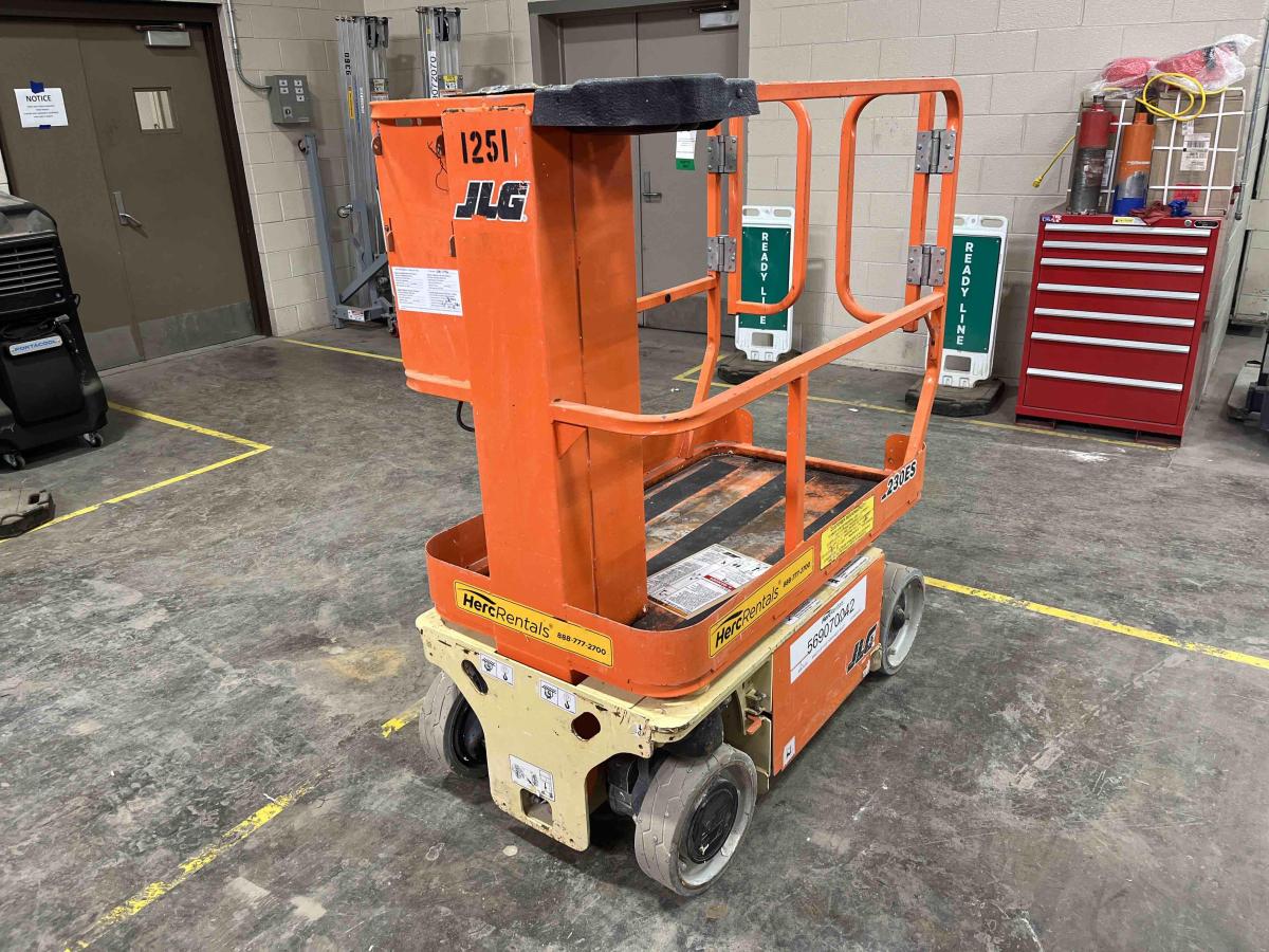 2017 JLG 1230ES