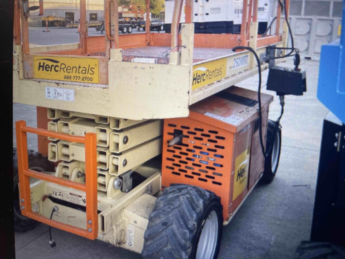 2017 JLG 260MRT-3