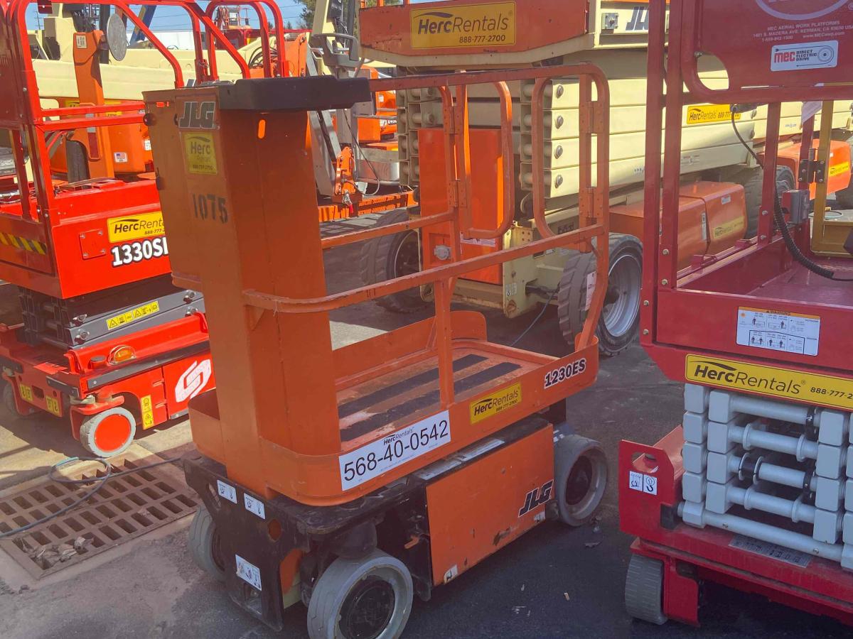 2011 JLG 1230ES