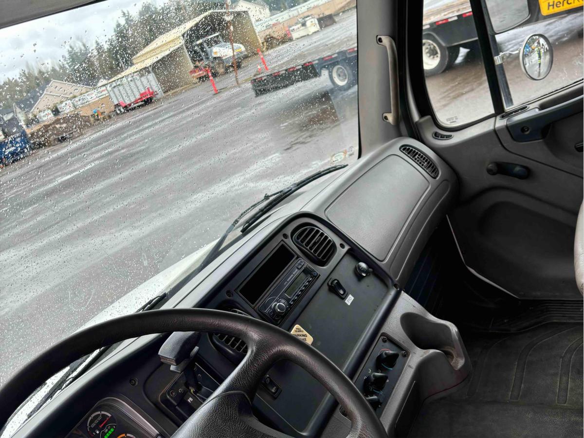 2017 Freightliner M2106