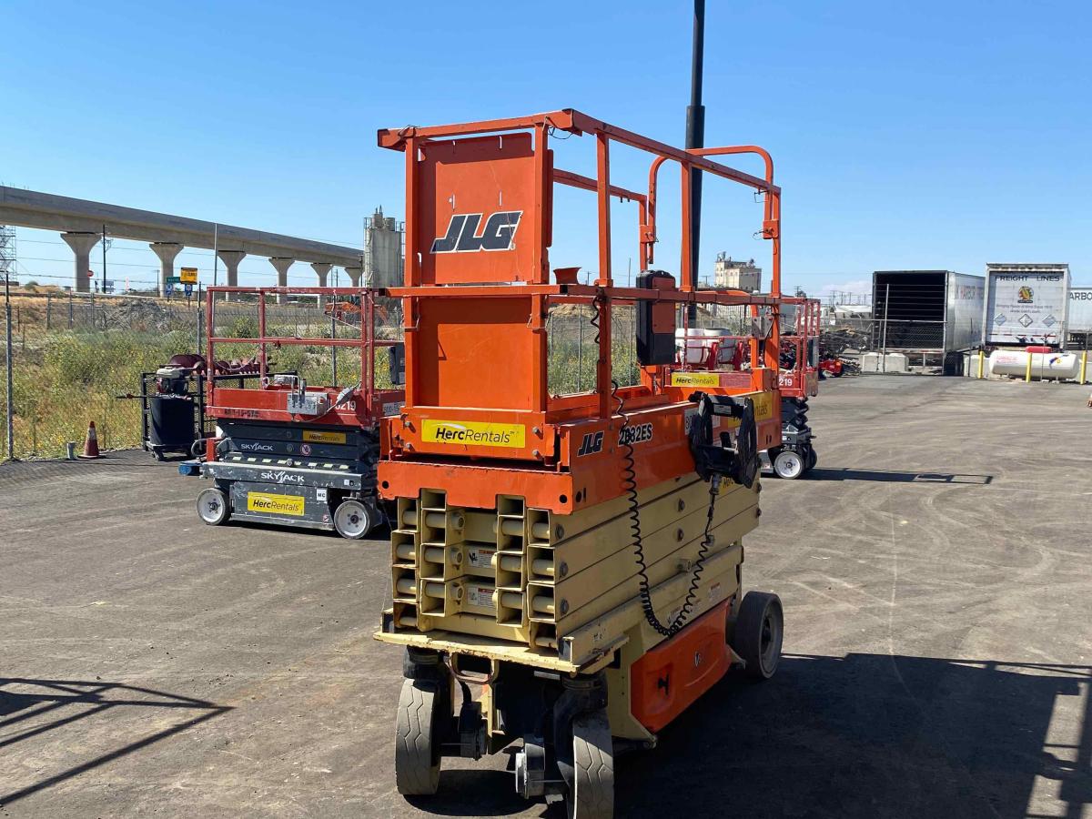 2017 JLG 2632ES