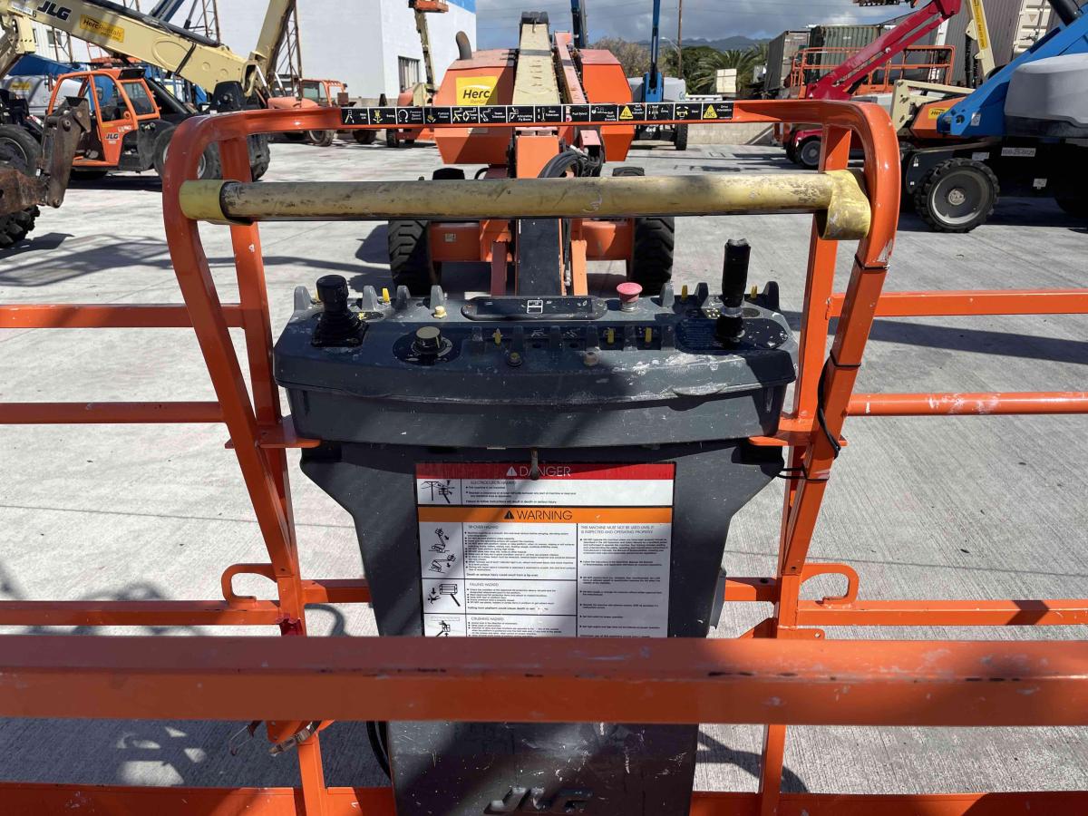 2017 JLG 660SJ-4