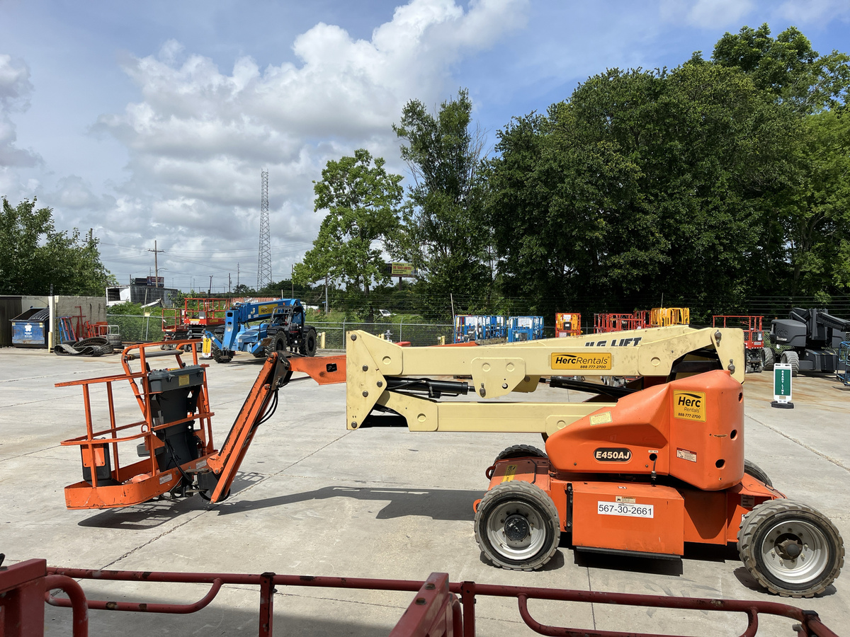 2017 JLG E450AJ-16