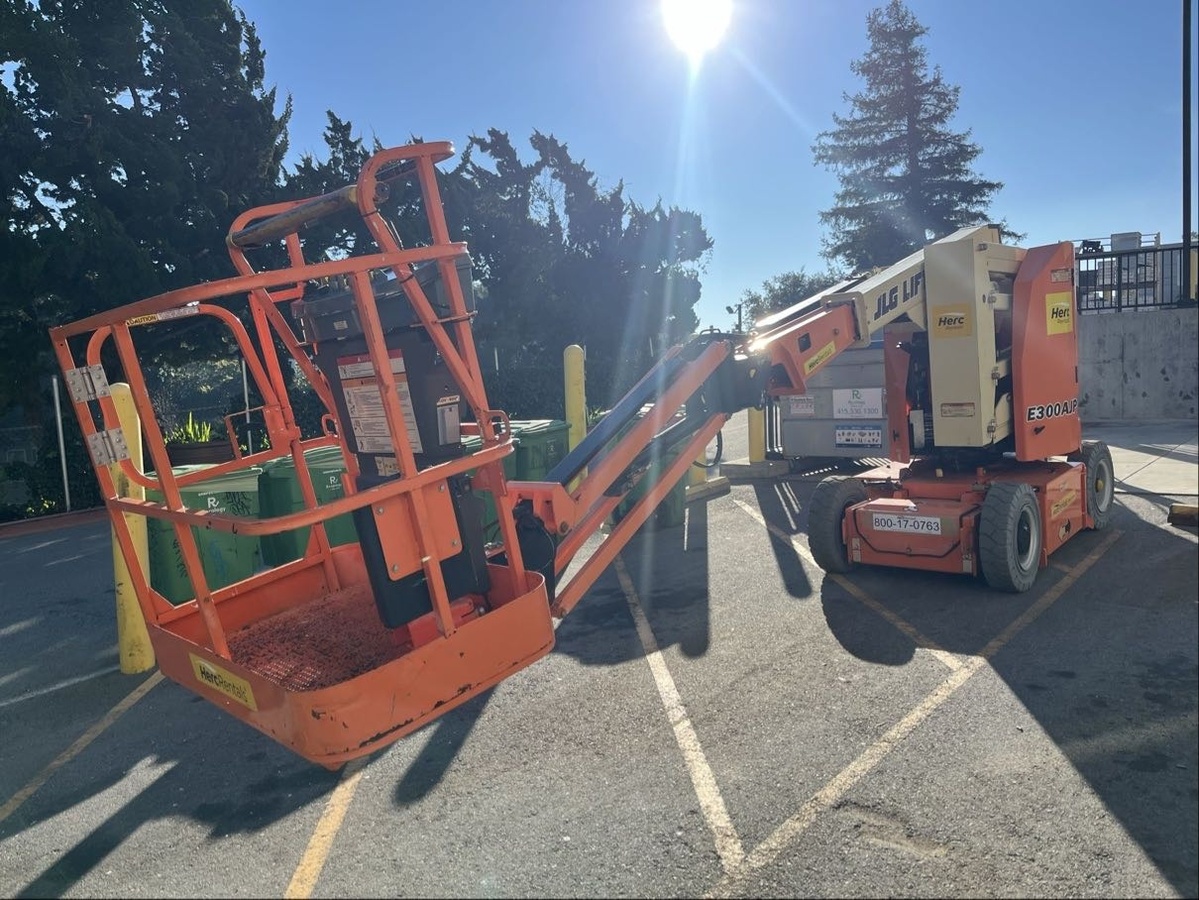 2017 JLG E300AJP-4