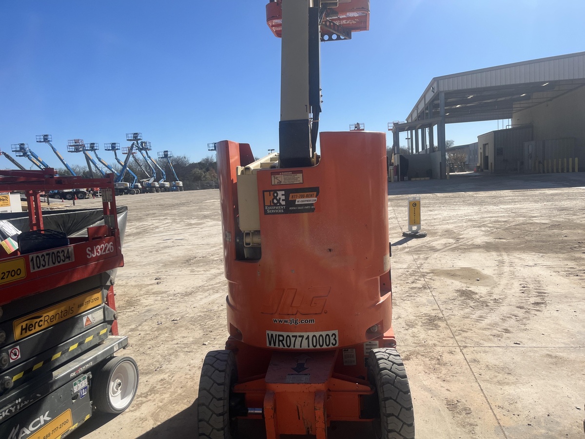 2017 JLG E300AJP-4