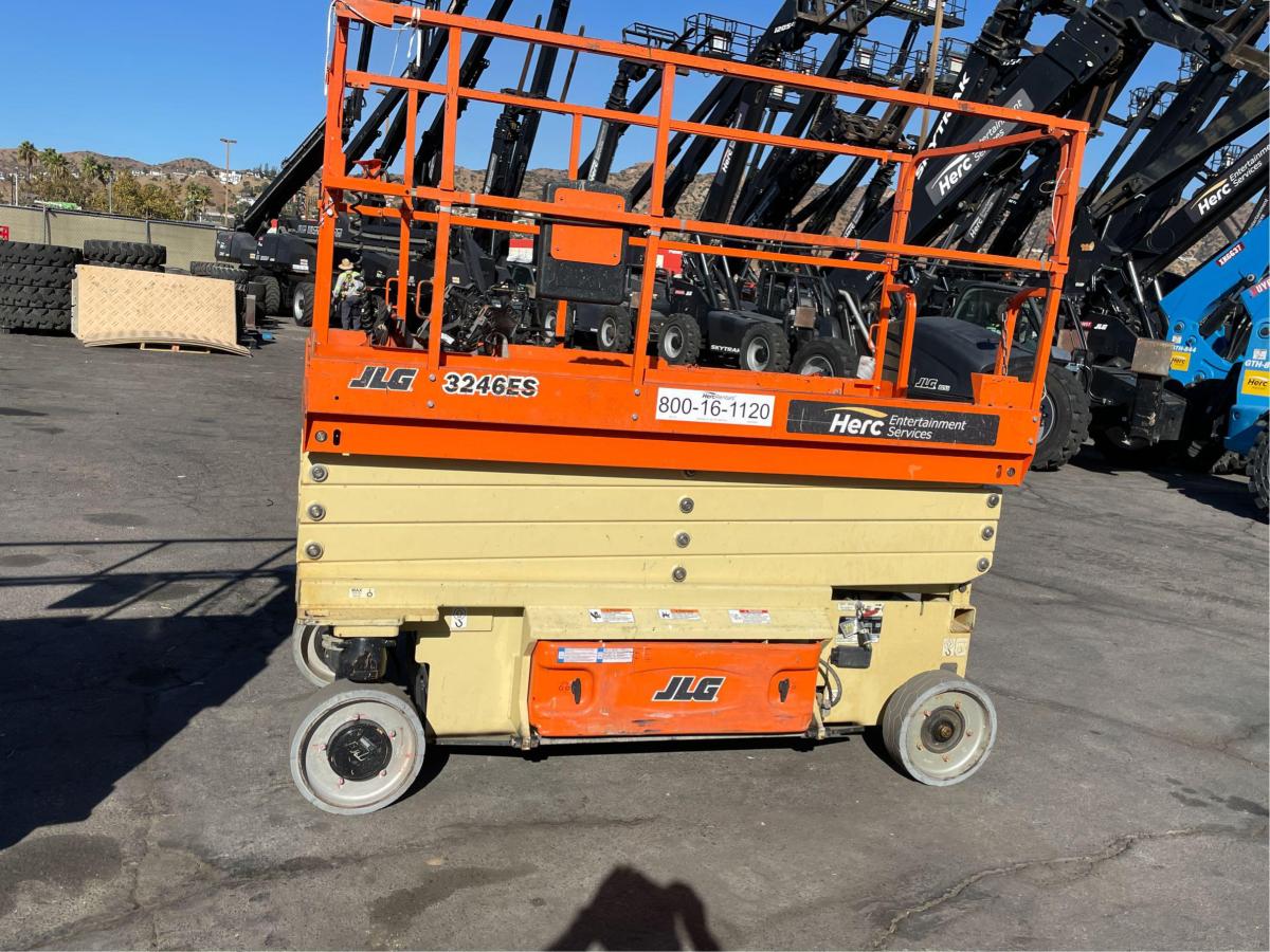 2017 JLG 3246ES