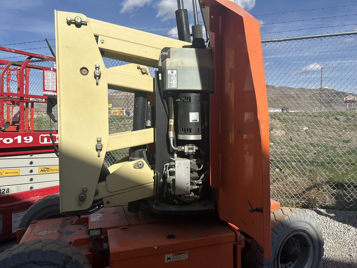 2016 JLG E300AJ-8