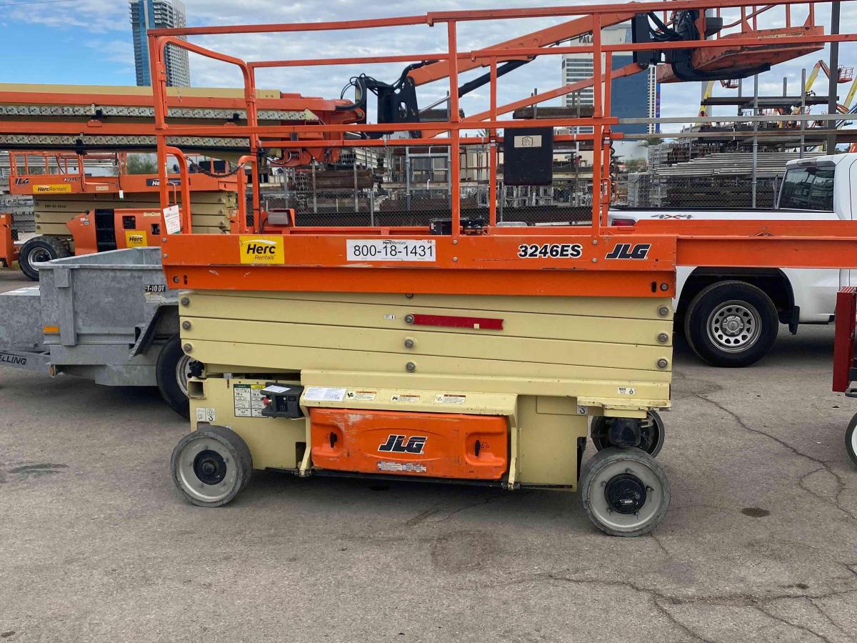 2017 JLG 3246ES