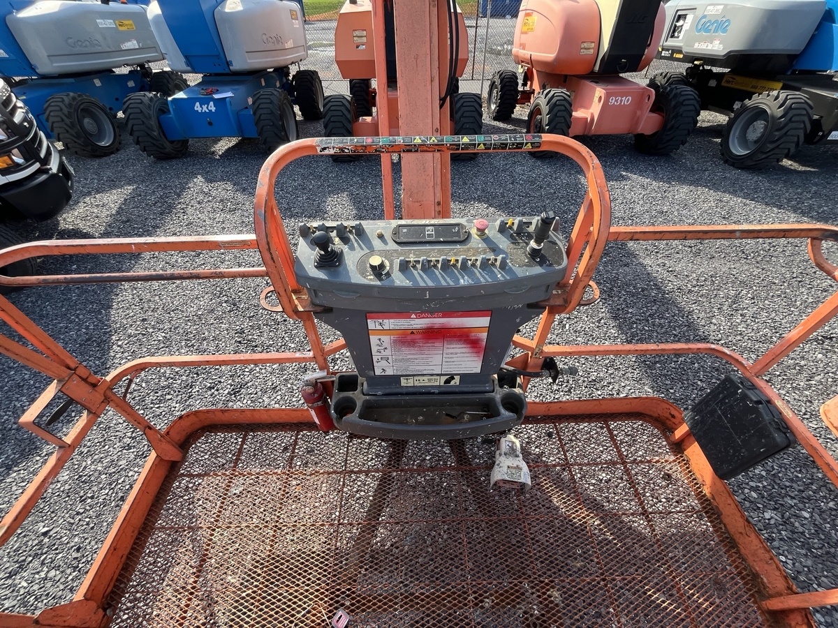 2012 JLG 800AJ-11