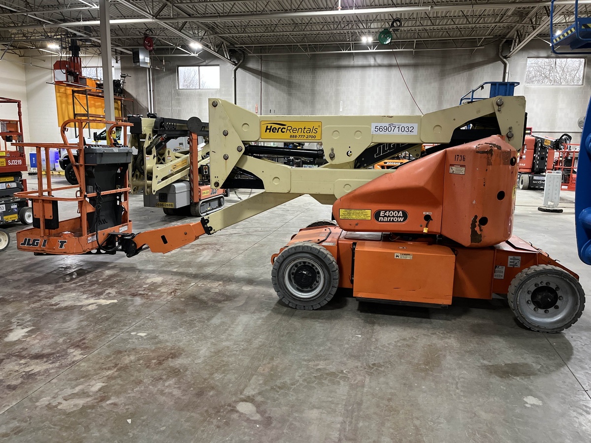 2016 JLG E400AN-4