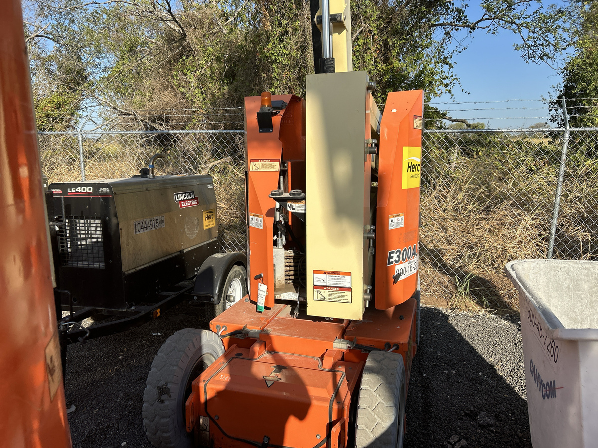 2017 JLG E300AJP-7