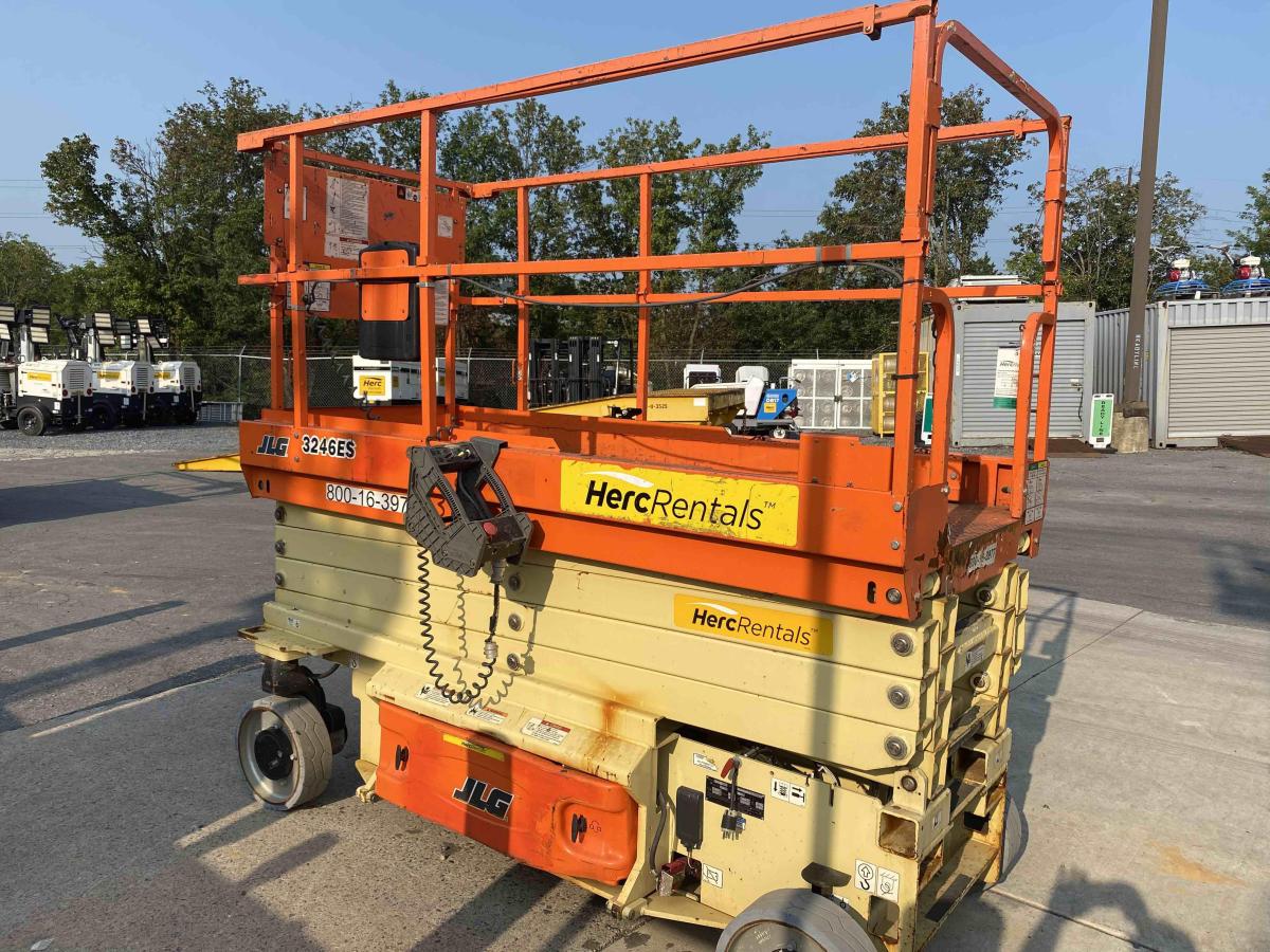 2017 JLG 3246ES