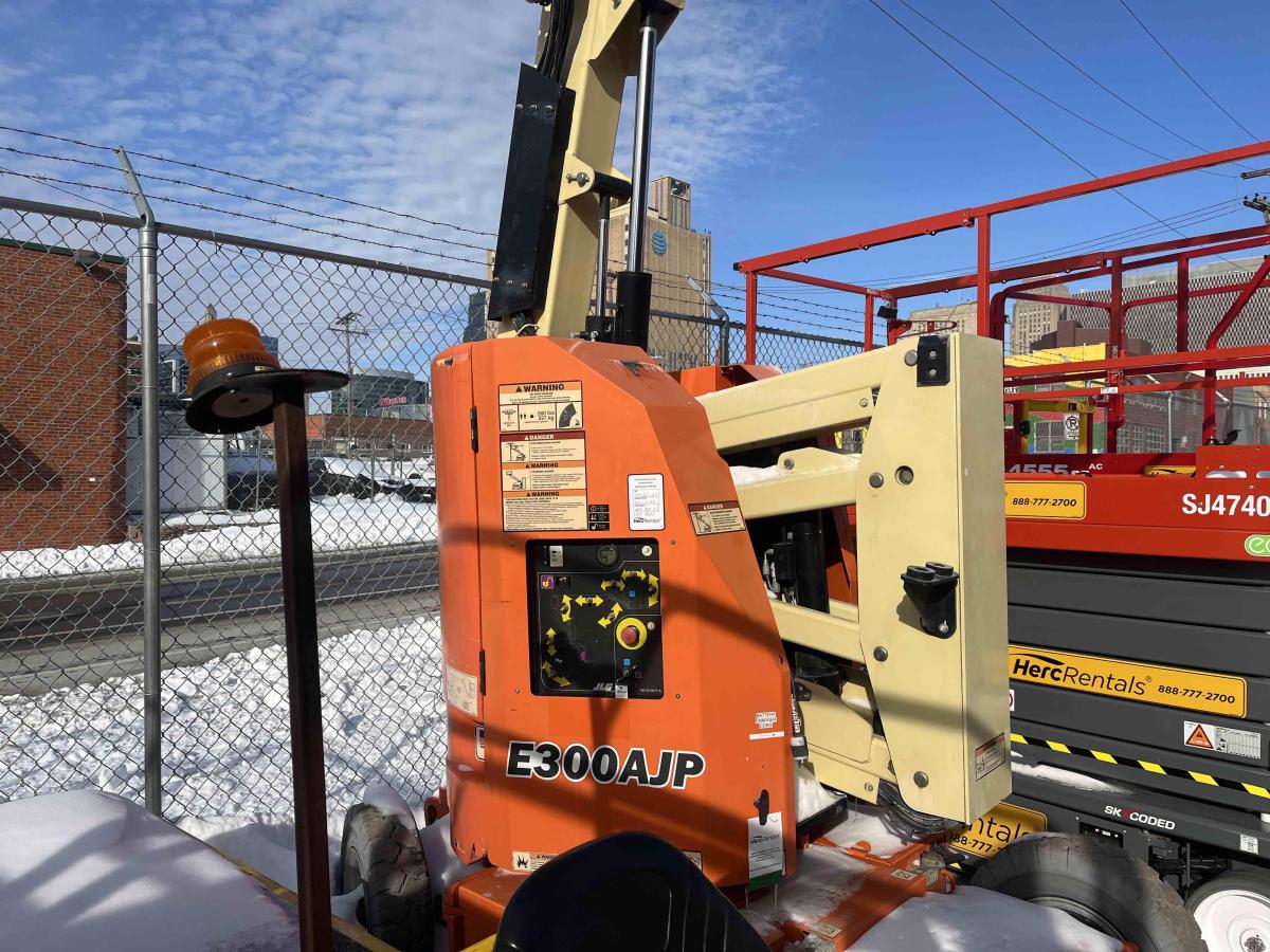 2017 JLG E300AJP