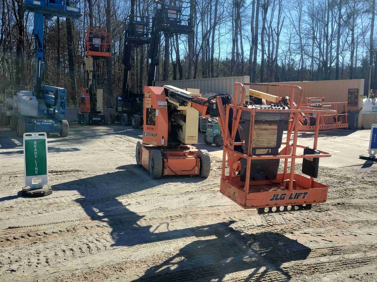 2016 JLG E300AJP-3