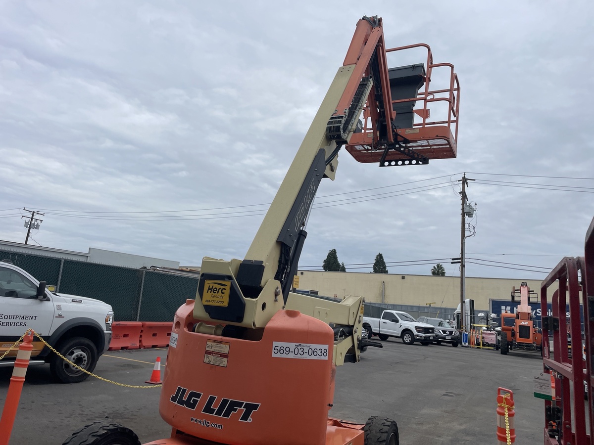 2017 JLG E450AJ-4