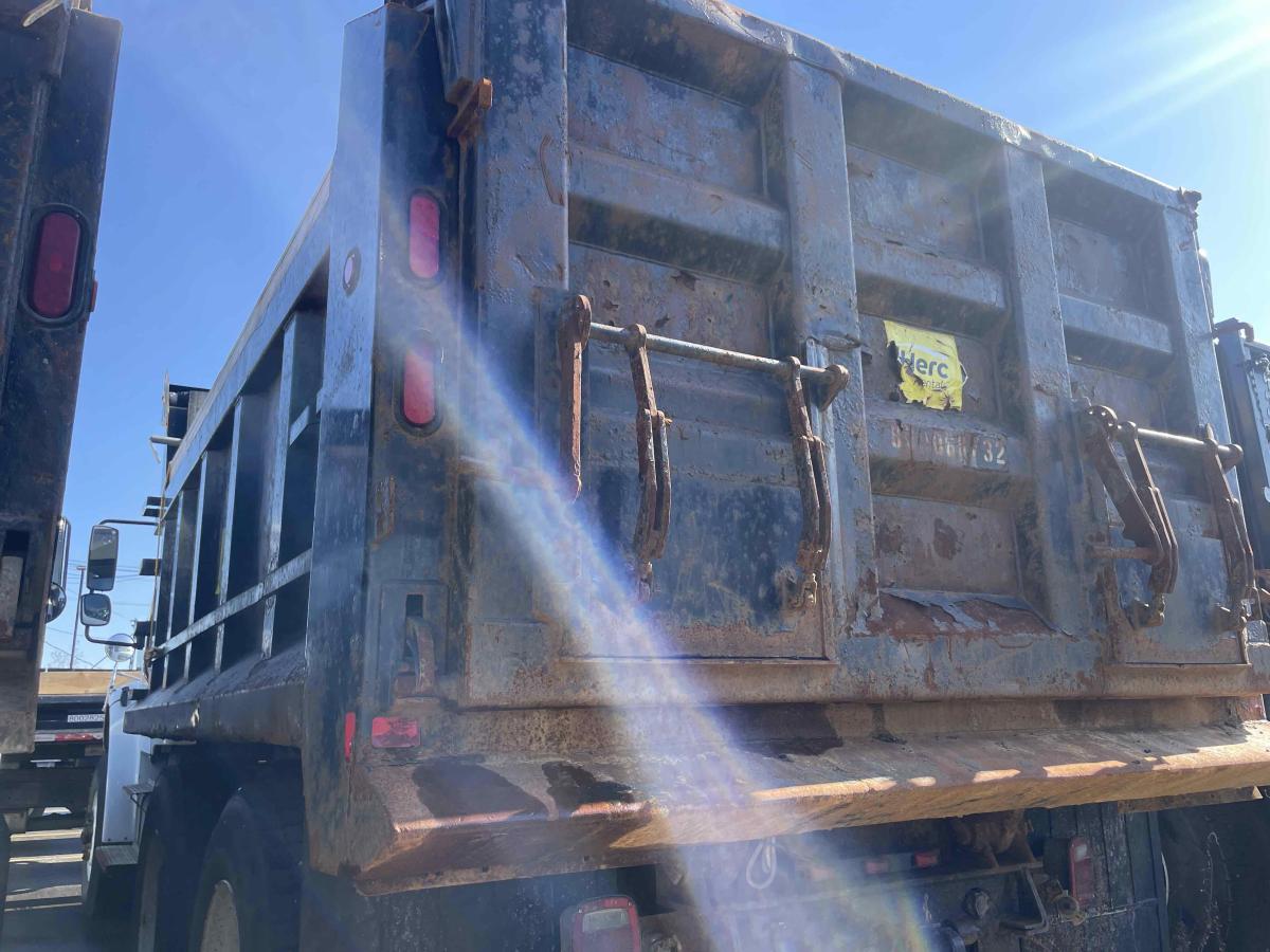 2016 Freightliner M2106