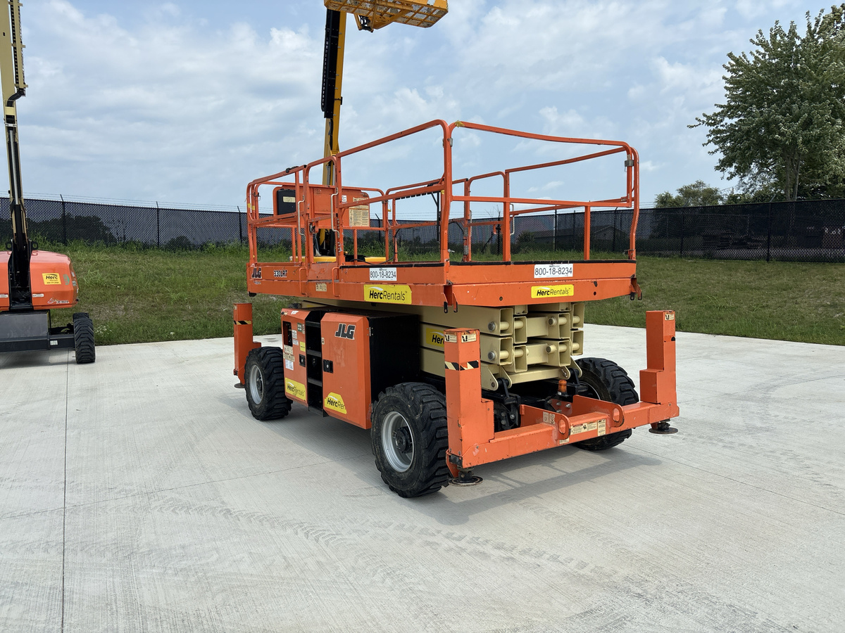 2017 JLG 330LRT-4