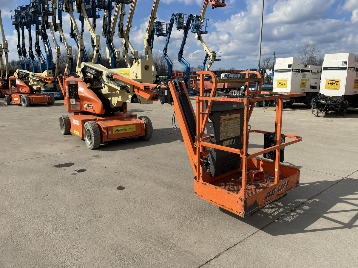 2017 JLG E400AJPN-4