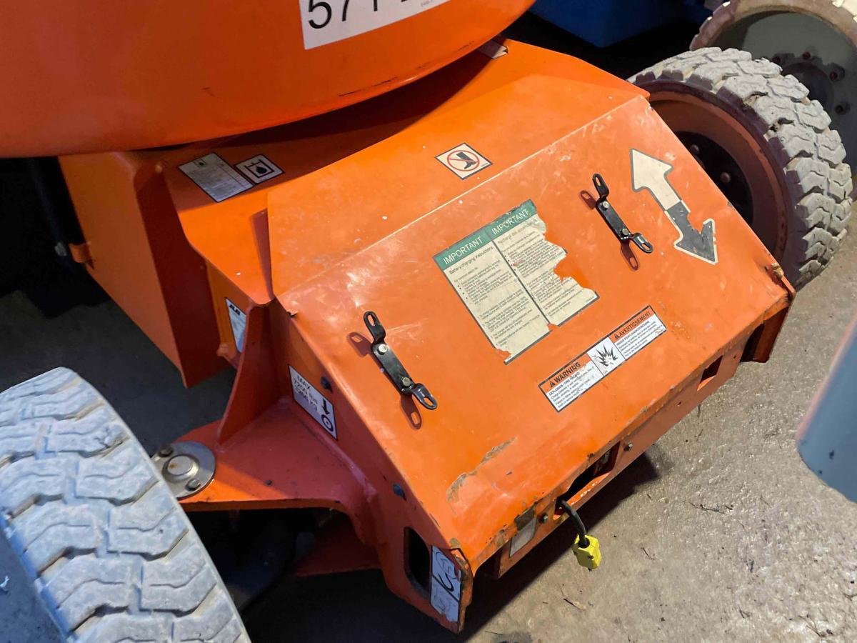 2014 JLG E400AJP-5