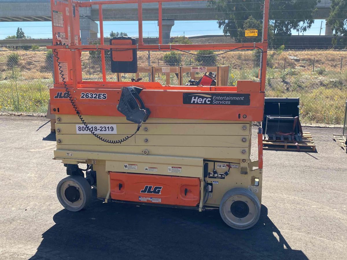 2017 JLG 2632ES