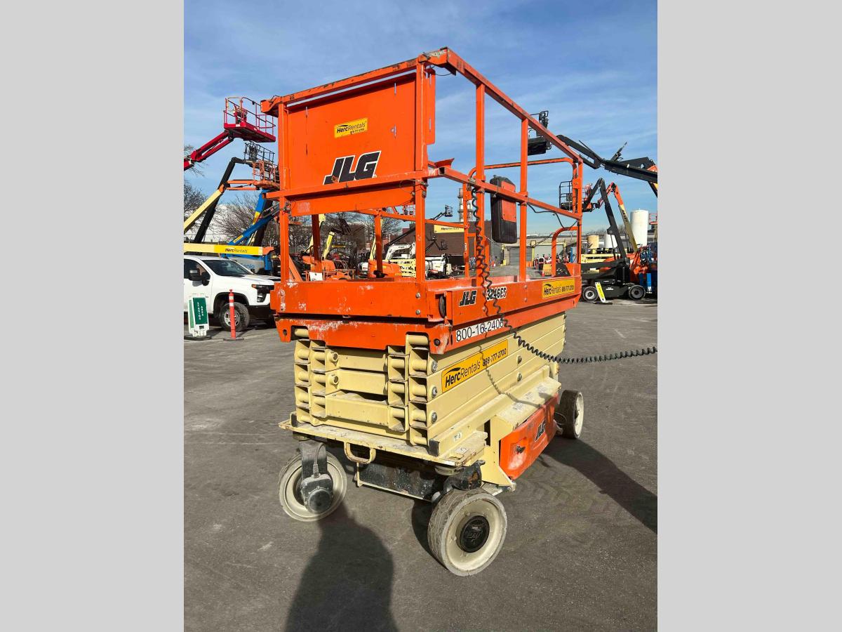 2017 JLG 3246ES