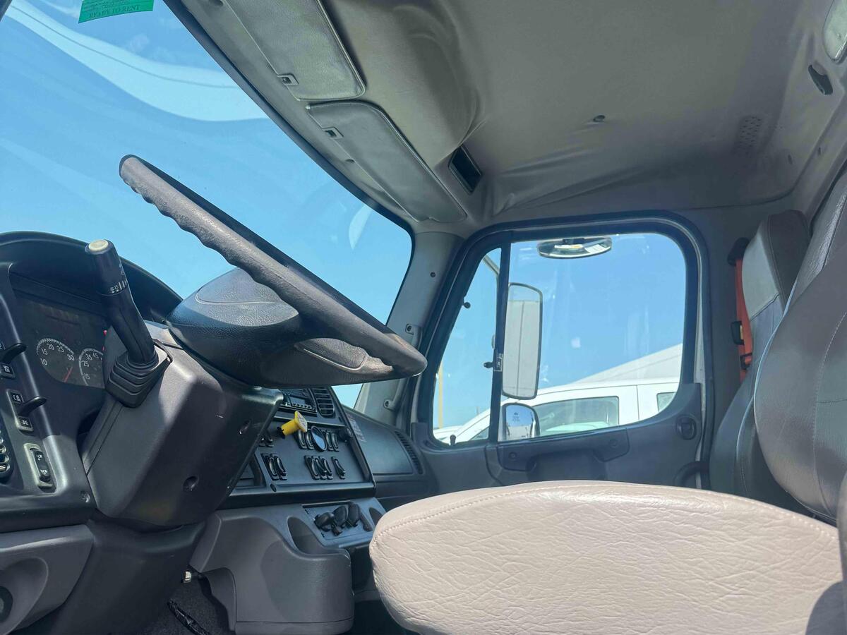 2016 Freightliner M2106-13