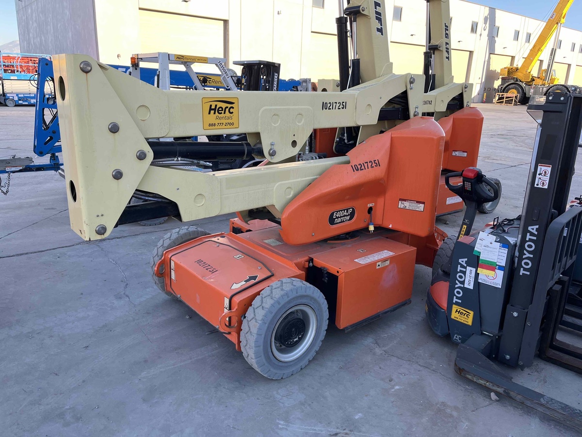 2017 JLG E400AJPN-4