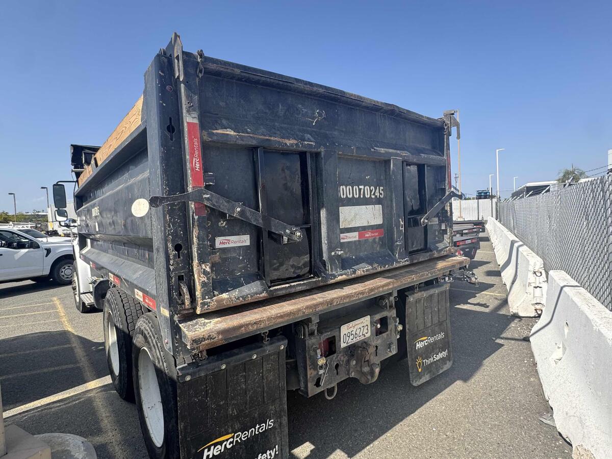 2016 Freightliner M2106-5