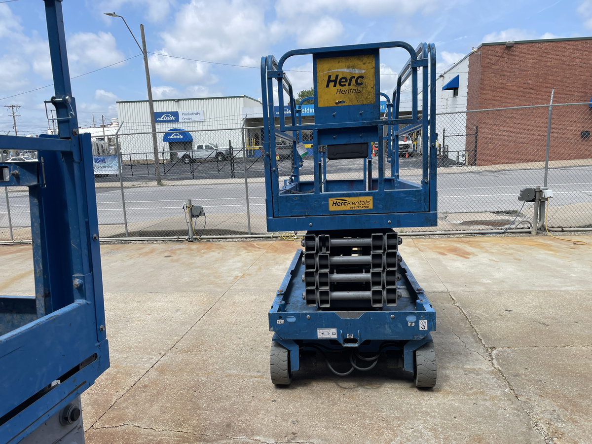 2019 Genie GS-3246 32 ft Electric Scissor Lift - 454 Hours thumbnail 3